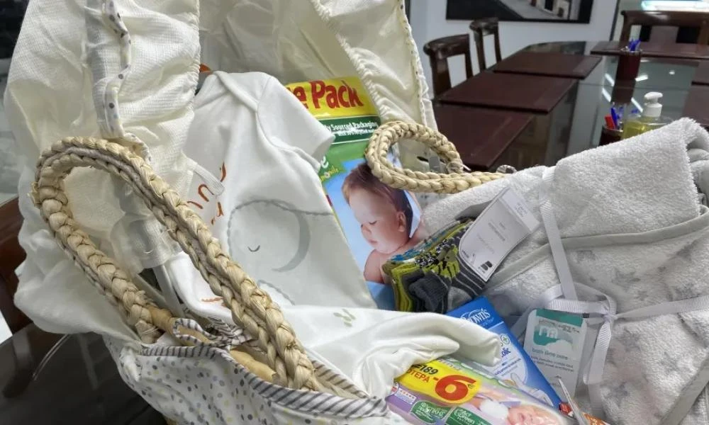 Μυτιλήνη: Καλάθι με τα απαραίτητα έστειλε η Μαρία Συρεγγέλα στη μετανάστρια